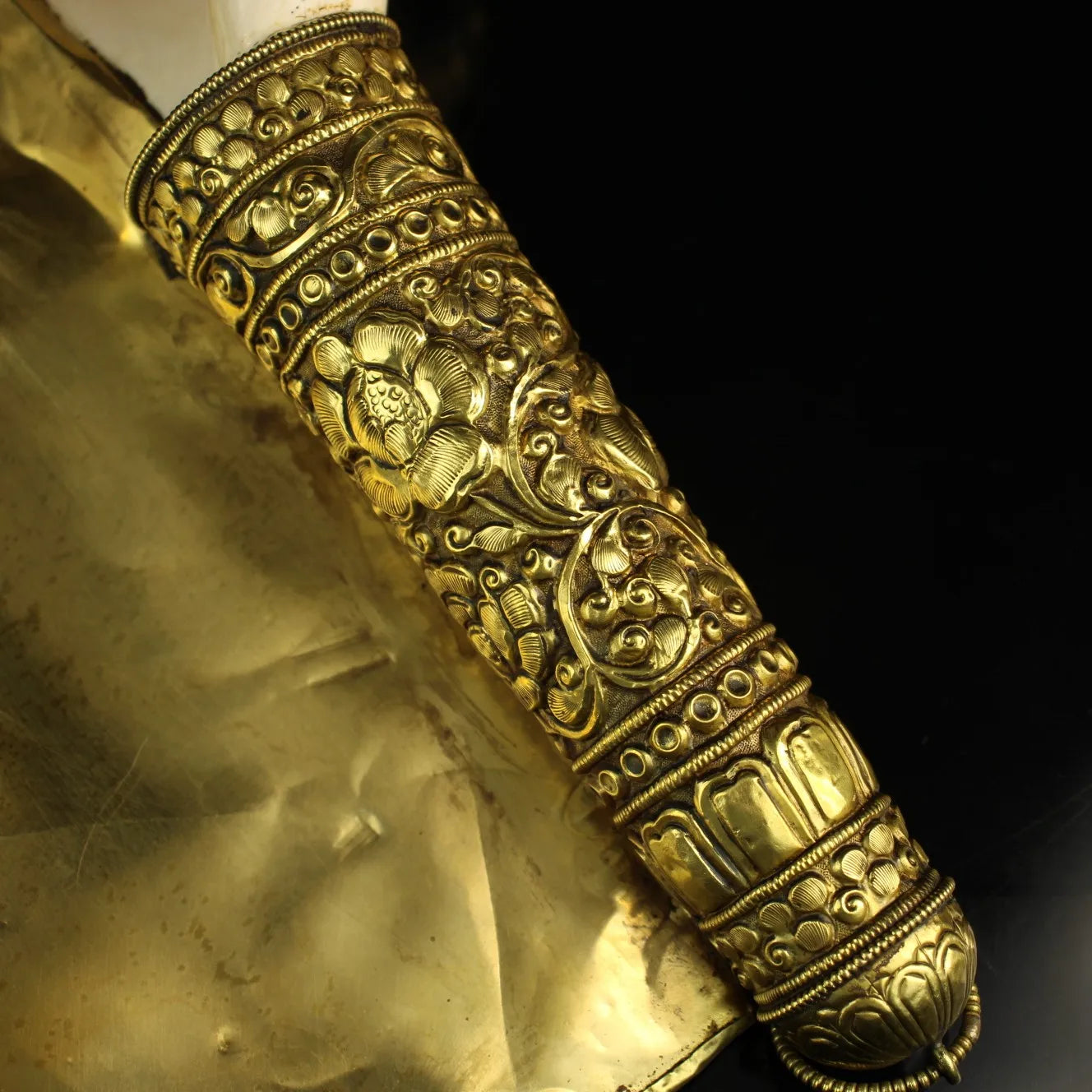 18"Tibetan Temple Collection Old Natural Conch Tibetan silver Gilt Gem beast pattern river snail conch magic weapon Town House
