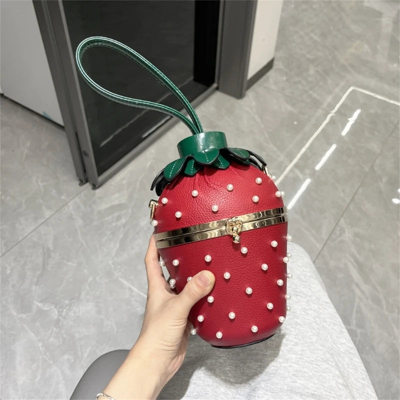 2023 New Strawberry Shaped Clutch Crossbody Bag Lady Purse Wedding Party Evening Bag for Women Girl Cocktail Shoulder Chain Bags
