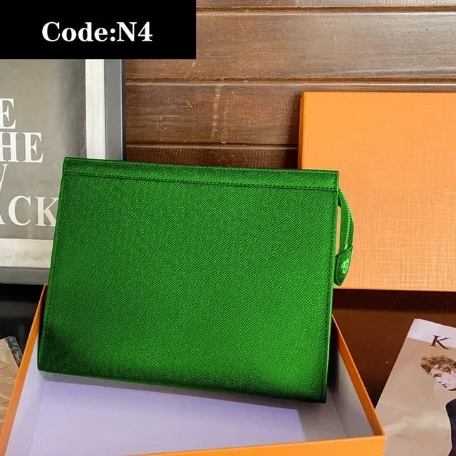 2023 new fashion luxury designer holding a bag high -quality men's Women rinse buns under the underarm clamping Clutch bag