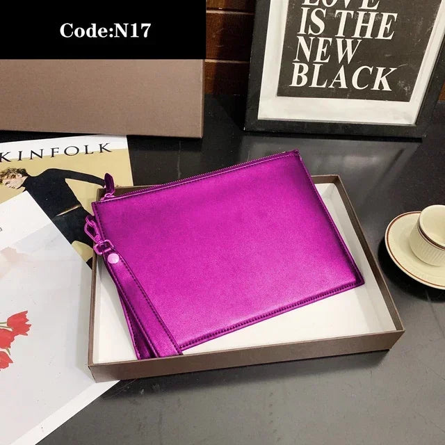 2023 new fashion luxury designer holding a bag high -quality men's Women rinse buns under the underarm clamping Clutch bag