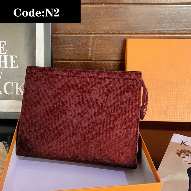 2023 new fashion luxury designer holding a bag high -quality men's Women rinse buns under the underarm clamping Clutch bag