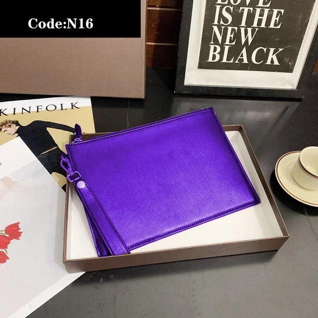 2023 new fashion luxury designer holding a bag high -quality men's Women rinse buns under the underarm clamping Clutch bag