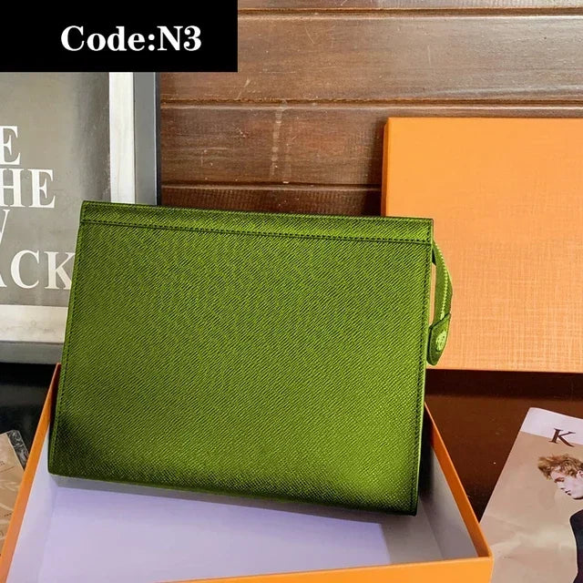 2023 new fashion luxury designer holding a bag high -quality men's Women rinse buns under the underarm clamping Clutch bag