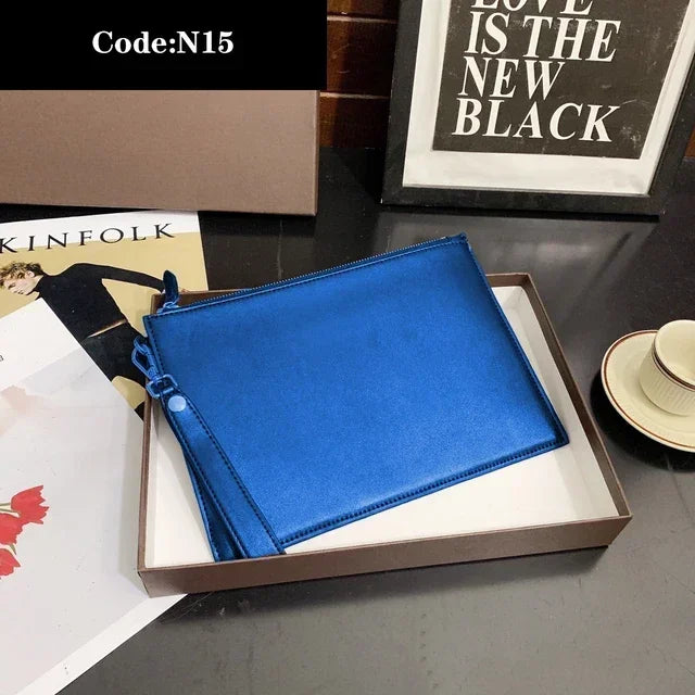 2023 new fashion luxury designer holding a bag high -quality men's Women rinse buns under the underarm clamping Clutch bag