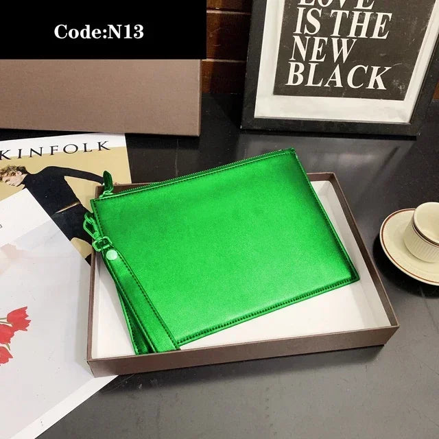 2023 new fashion luxury designer holding a bag high -quality men's Women rinse buns under the underarm clamping Clutch bag