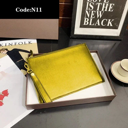 2023 new fashion luxury designer holding a bag high -quality men's Women rinse buns under the underarm clamping Clutch bag