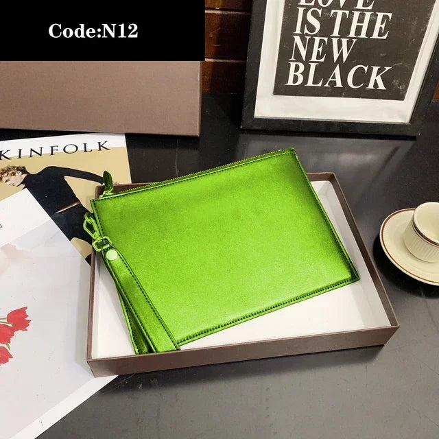 2023 new fashion luxury designer holding a bag high -quality men's Women rinse buns under the underarm clamping Clutch bag