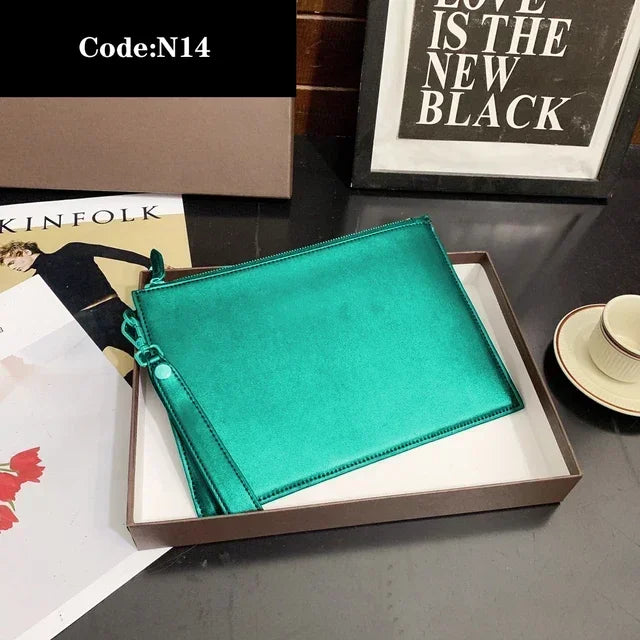 2023 new fashion luxury designer holding a bag high -quality men's Women rinse buns under the underarm clamping Clutch bag