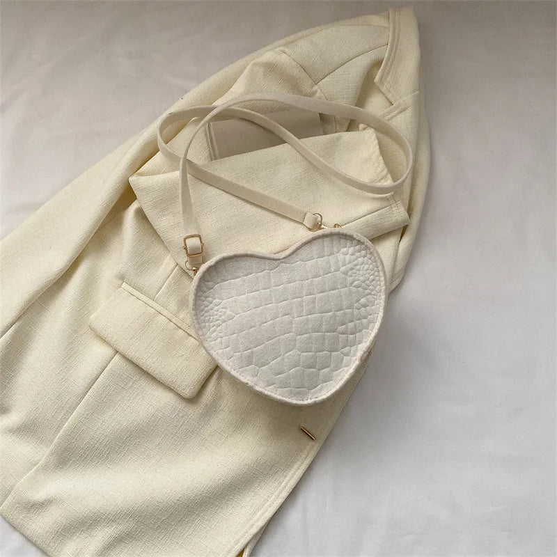 2024 Trend Fashion Heart Shaped Shoulder Bag Large Capacity Simple Fresh Portable Crossbody Handbags Solid Casual Bolsas Mujer