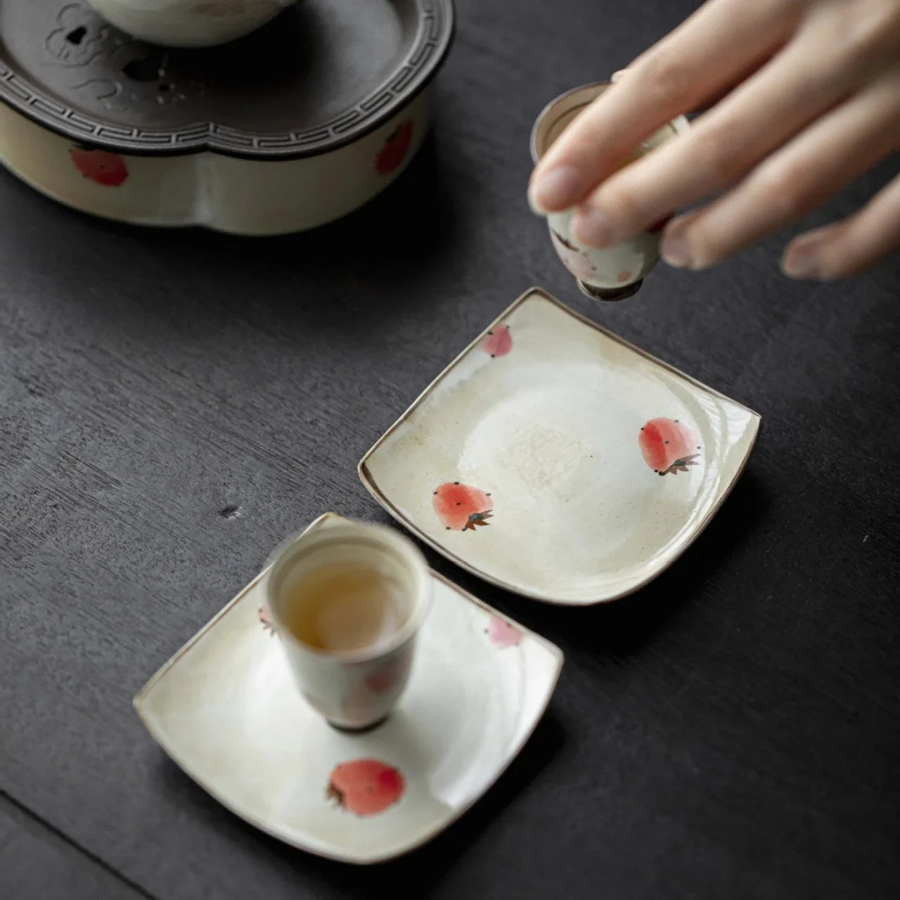 2pc/Set Hand-painted Strawberry Ceramic Tea Cup Japanese Powder Cited Small Master Cup Tall Juxiang Cup Kung Fu Tea Set 30ml