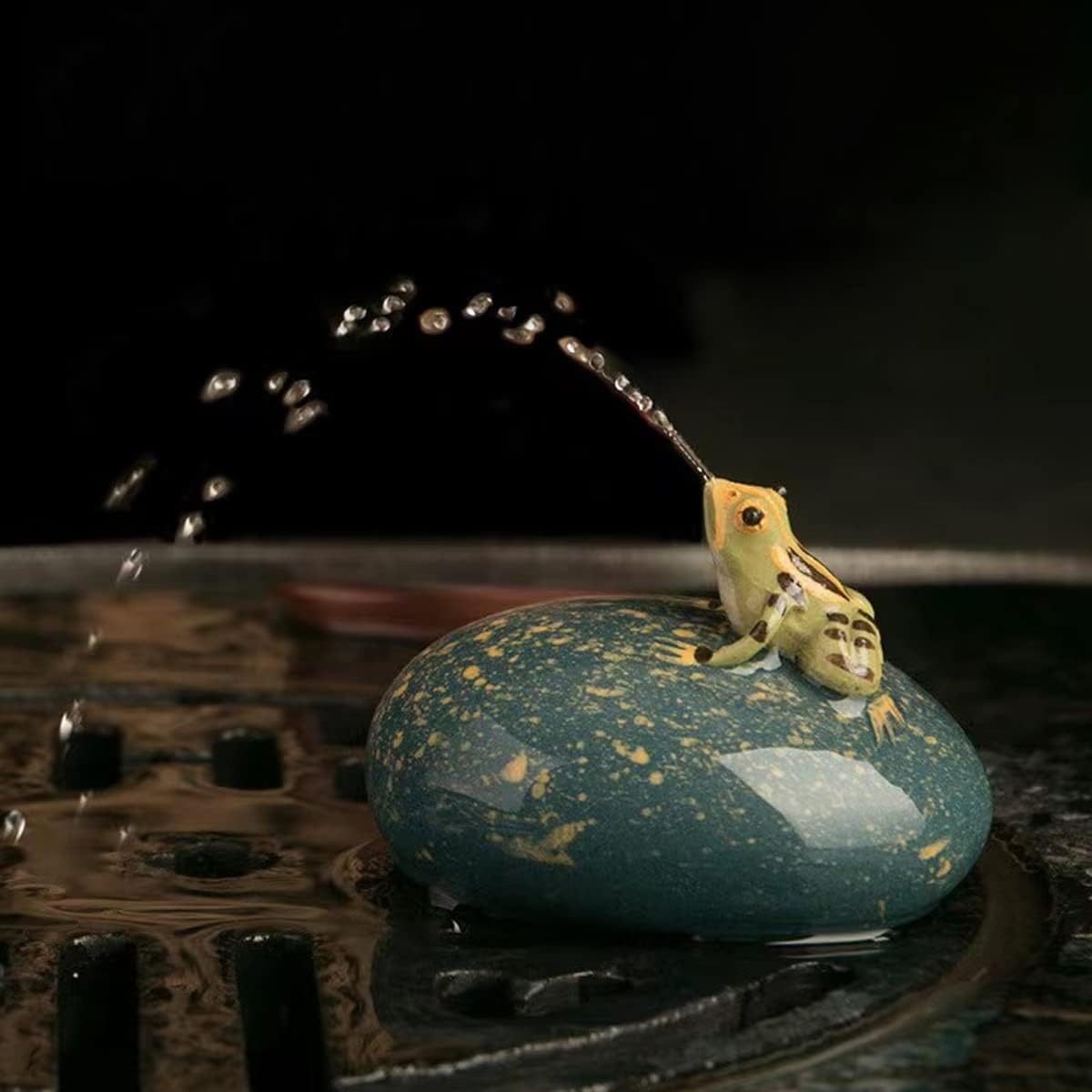 LYART Tea Pet Frog That Can Spray Water, Cute Zisha Kung Fu Tea Ornament Accessories of Frog Tea Set, Decoration for Tea Table Desk Tearoom, Great Gift for Tea Lover Friend (1. Frogs and stones)