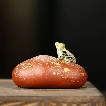 LYART Tea Pet Frog That Can Spray Water, Cute Zisha Kung Fu Tea Ornament Accessories of Frog Tea Set, Decoration for Tea Table Desk Tearoom, Great Gift for Tea Lover Friend (1. Frogs and stones)