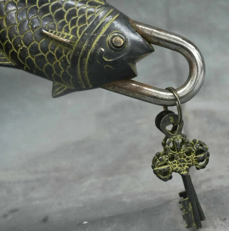 7.2" Rare Antique Old Chinese Bronze Dynasty Year Fish barracuda lock Key Set