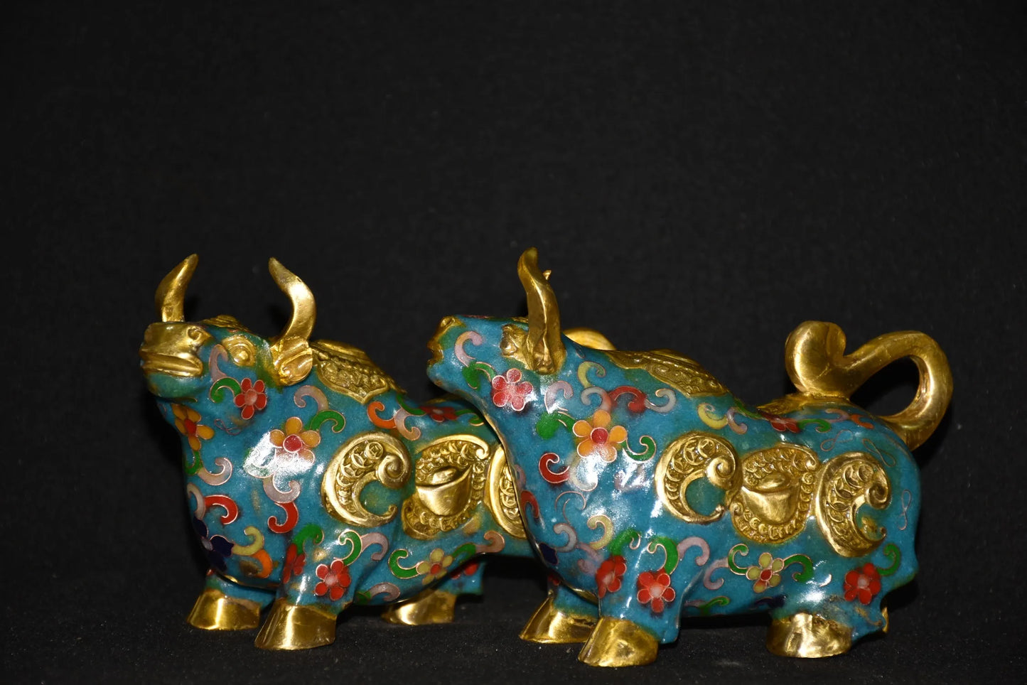 7"Tibetan Temple Collection Old Bronze Cloisonne Enamel cow Struggle of cattle A pair Amass wealth office Ornament Town House