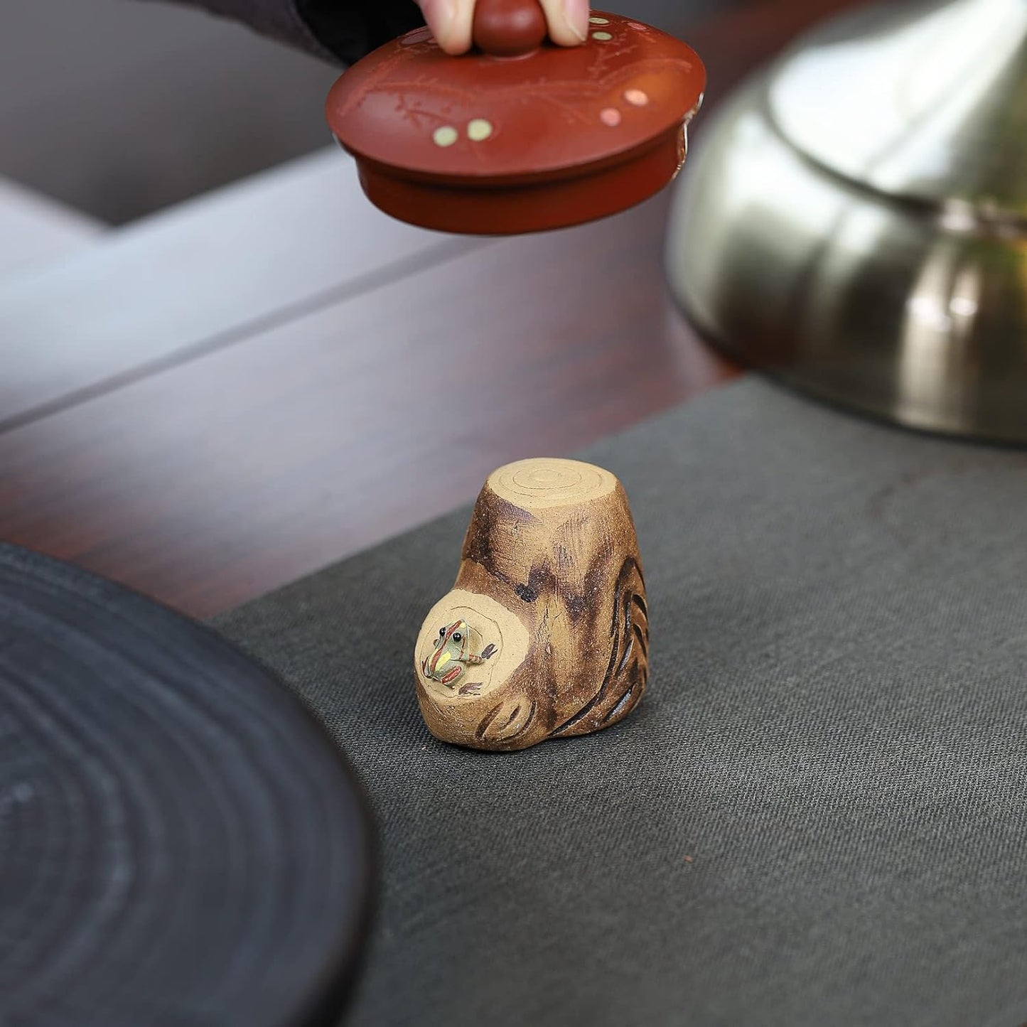 SILINE Yixing Zisha Lid Stand Tea Pet - Water Spray Frog,Handmade Clay Animal Figurine,Tea Tray Accessories Ornament (Stump Frog)