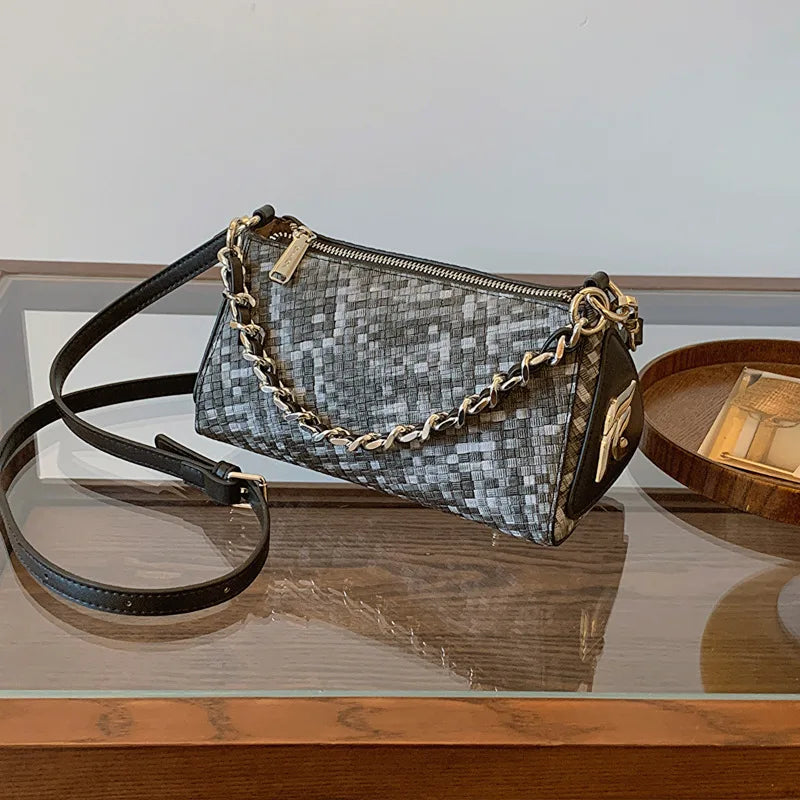 A niche fashion woven chain small square bag with a trendy texture for women's shoulder bags