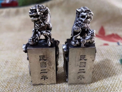 Antique new product, a lion sculpture and seal handicraft for two years in the Republic of China