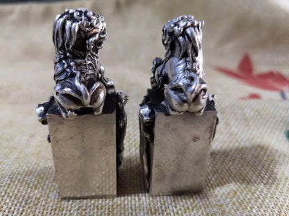 Antique new product, a lion sculpture and seal handicraft for two years in the Republic of China