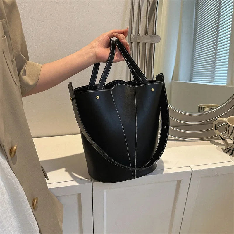 Bucket Bag Women's 2024 New Handbag Retro Simple Large Capacity Single Shoulder Crossbody Bag Solid Color Designer Bags Luxury