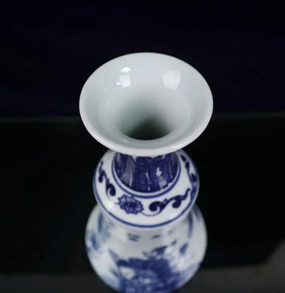 China Blue and white ceramic lotus vase crafts statue