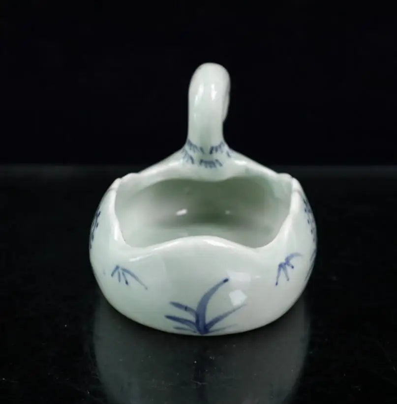 China Blue and white ceramic swan Pen wash crafts statue