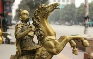 China Brass Yuanbao Monkey King Sun Wu Kong Hand Prayer flag Ride Horse Statue