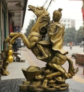 China Brass Yuanbao Monkey King Sun Wu Kong Hand Prayer flag Ride Horse Statue