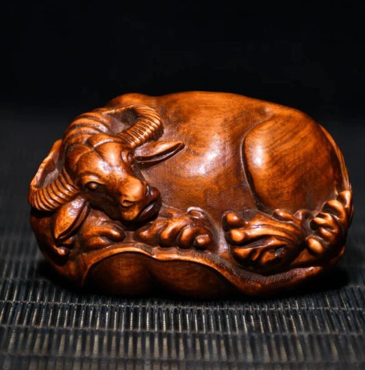 China Hand-carved boxwood cow small crafts statue