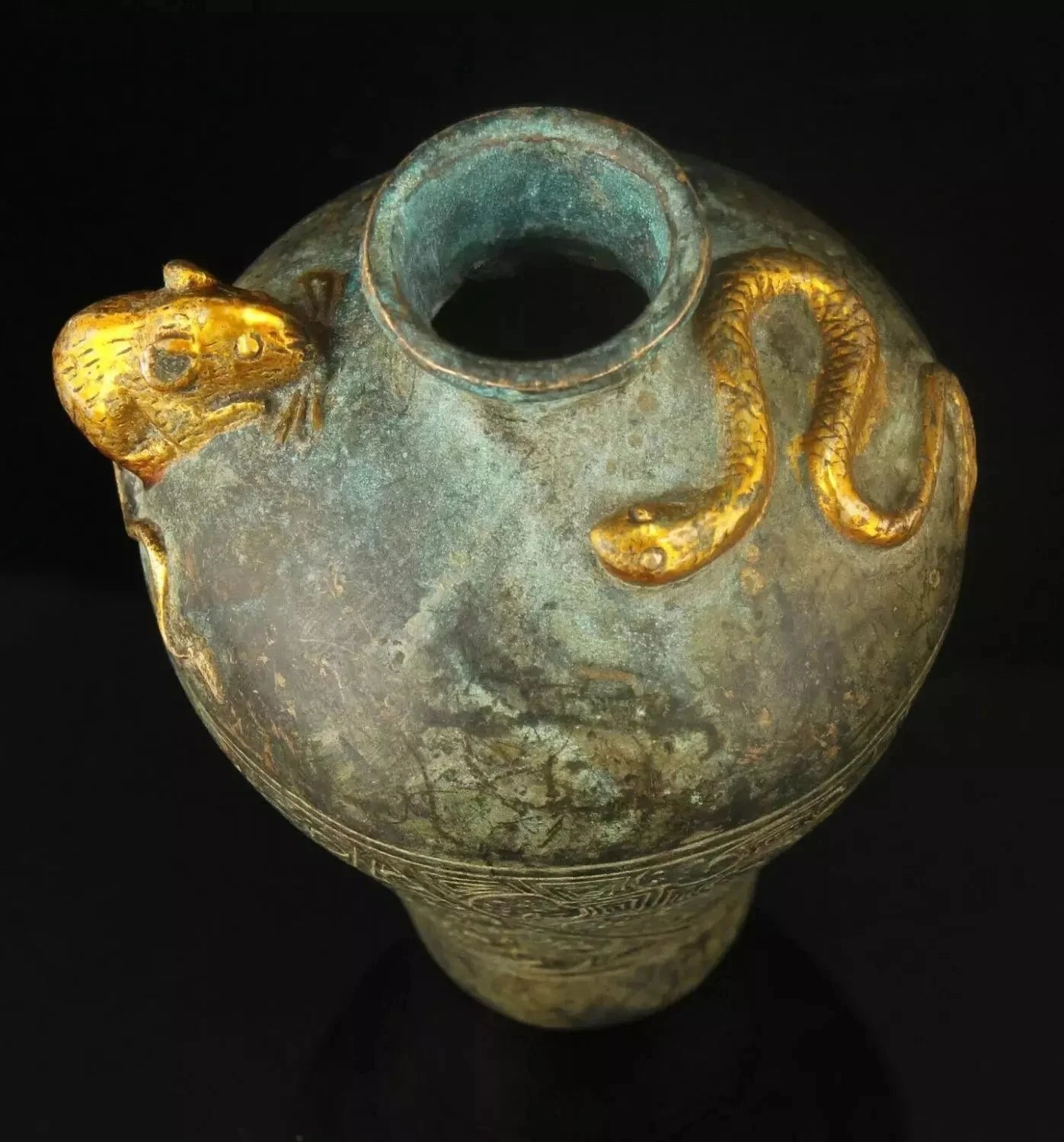 China Handwork Embossment Retro Bronze Gilding Snake Rat Vase Home Decoration