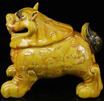 China Yellow glaze ceramic lion crafts statue