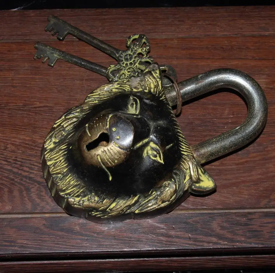 China archaize Brass lion head lock crafts statue