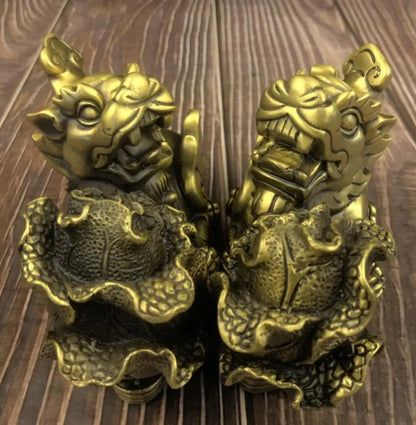 China brass mythical wild animal Hold cabbage crafts statue A pair