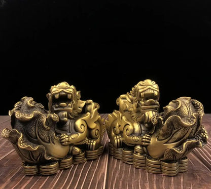 China brass mythical wild animal Hold cabbage crafts statue A pair