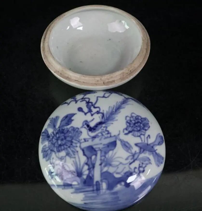 China seiko Blue and white ceramic Seal box crafts statue