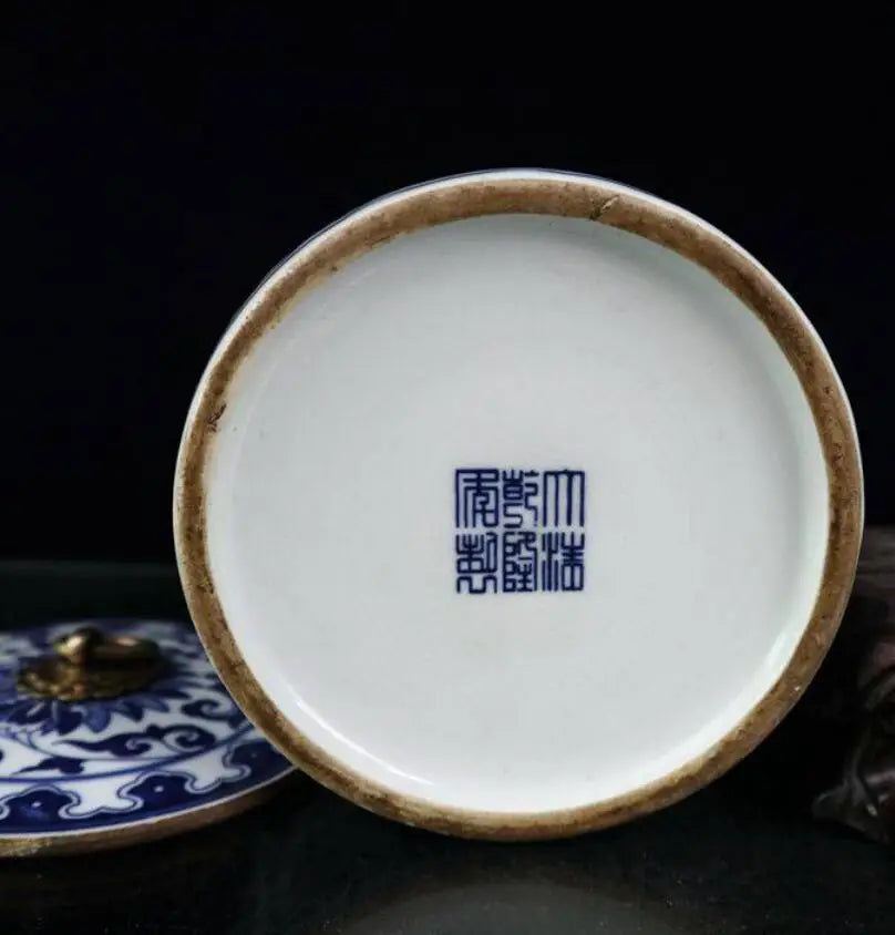 China seiko Blue and white ceramic tea leaf tank crafts statue