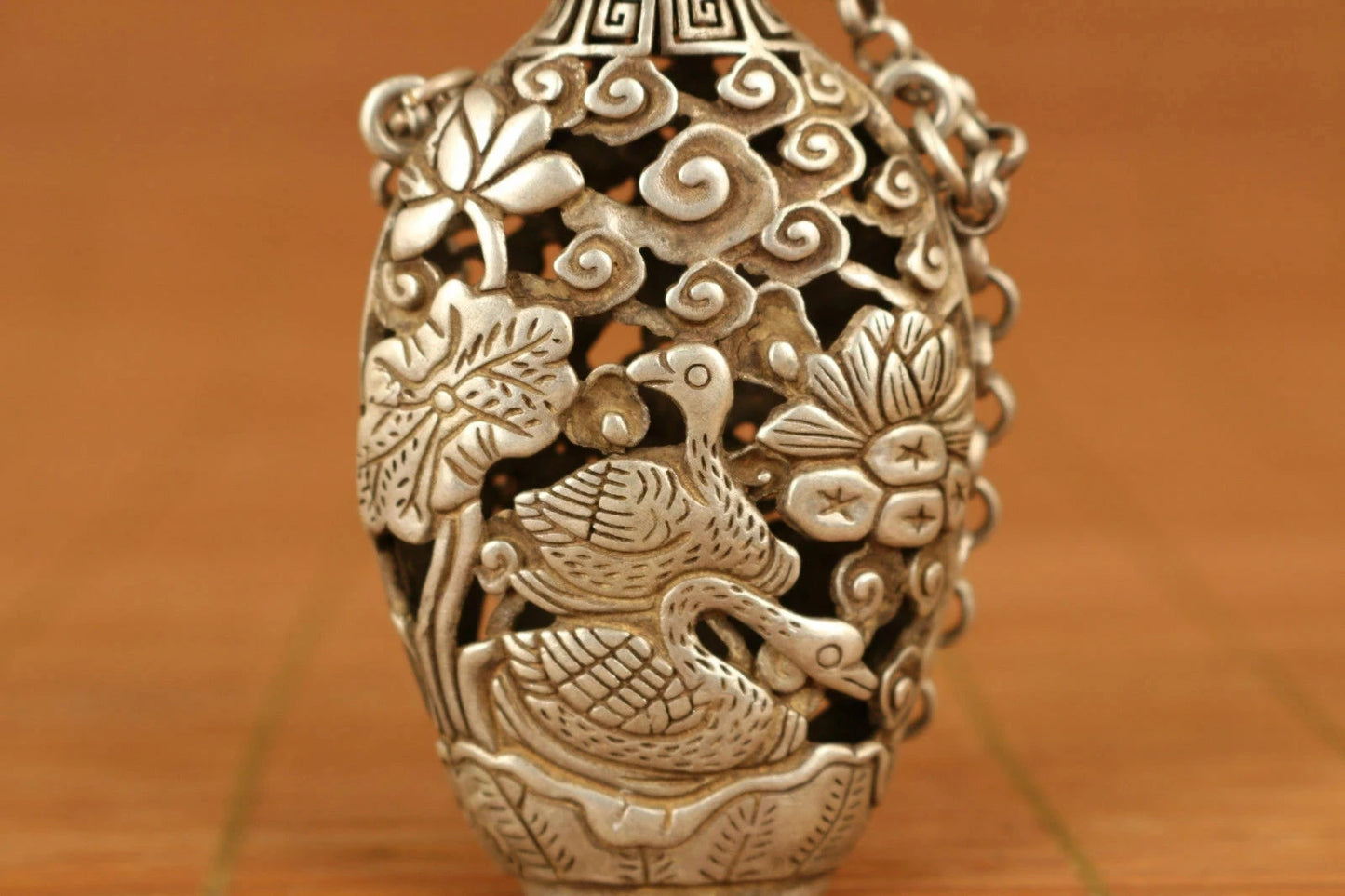 Chinese Old tibetan silver Hand Carved Gold fish Statue Snuff Bottle noble gift