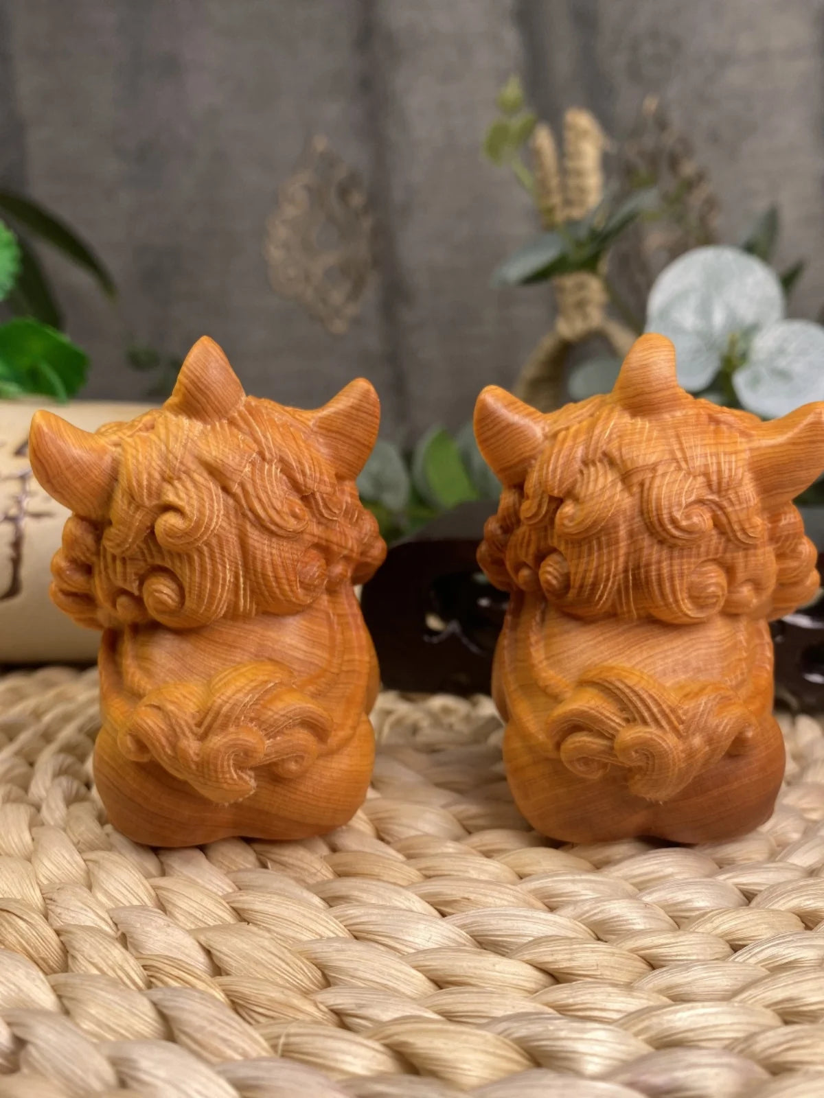 Cliff cypress wood carving, lacquerless and waxless, lion awakening handlebar, wealth transfer plate, playing ornament