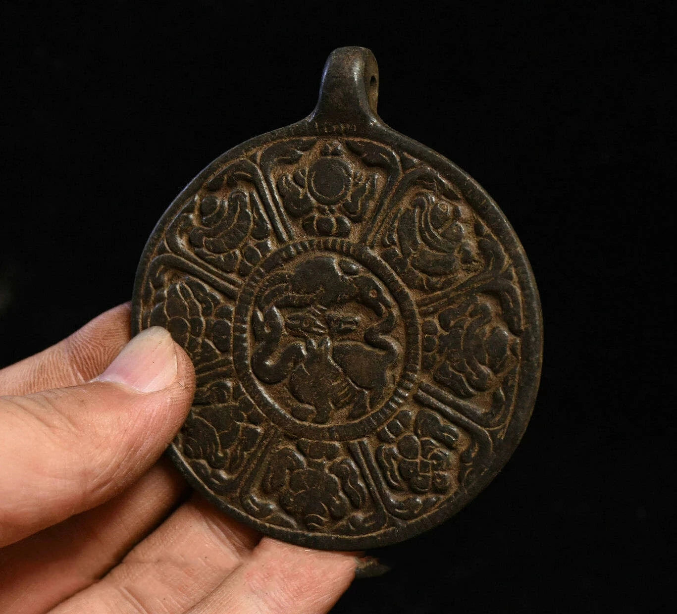 Collect Old Tibet Buddhism Bronze Eight Auspicious Symbols Statue Amulet Pendant Home Accessories Figurines Collection