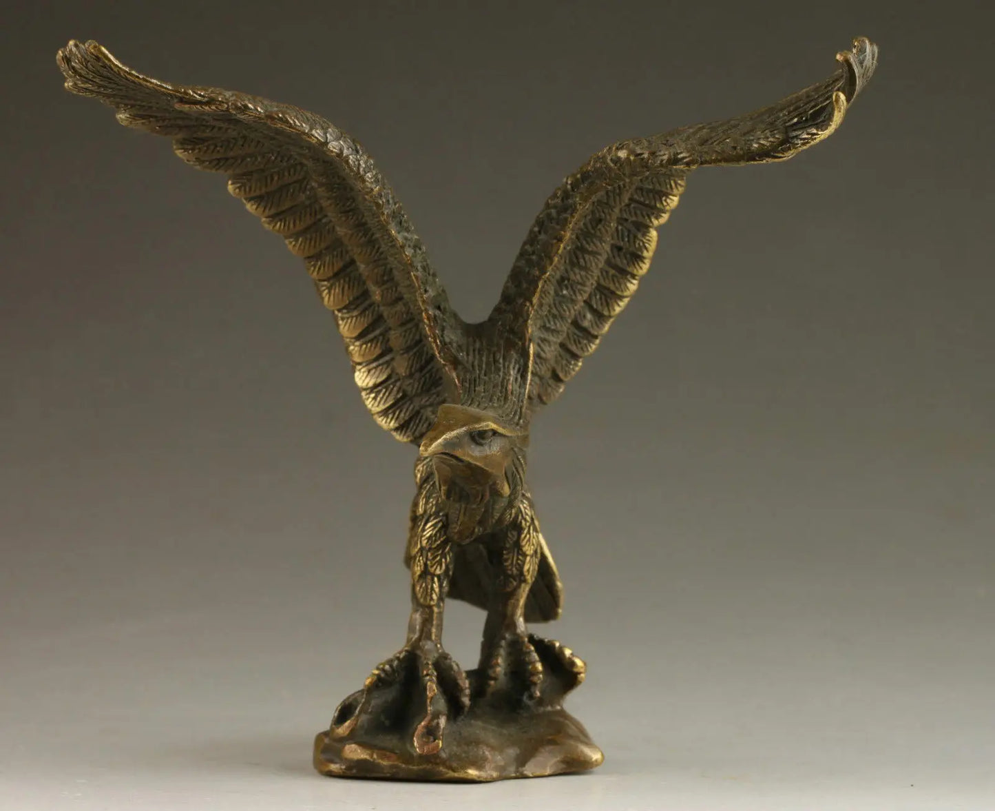 Collection Chinese Brass Carved  Animal A Great Hawk Spreads Its Wings Exquisite Small Statues Gift
