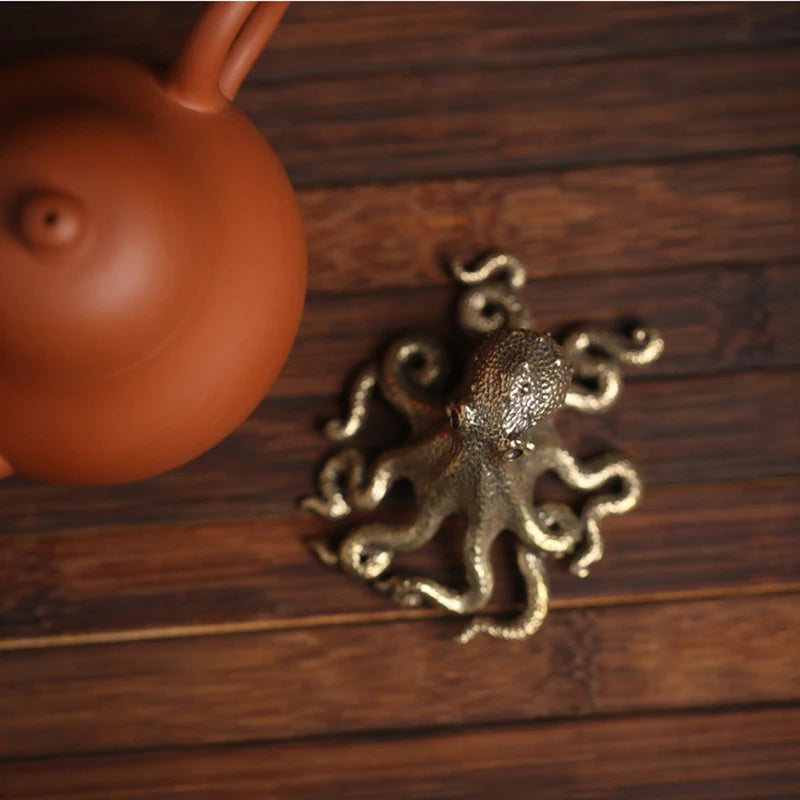 Copper Octopus Statue Tea Pet Microlandscape Holder for Lid of Pot Gaiwan Creative Table Decoration Lovely Mascot Free Standing