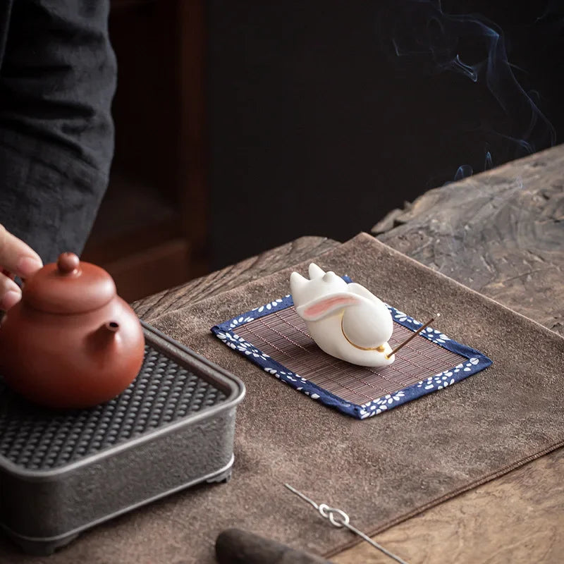 Cute Little Moon Rabbit Ceramic Incense Holder Cense Stick Rack Tea Pet Cover Lid Holder Living Room Home Decoration Ornaments