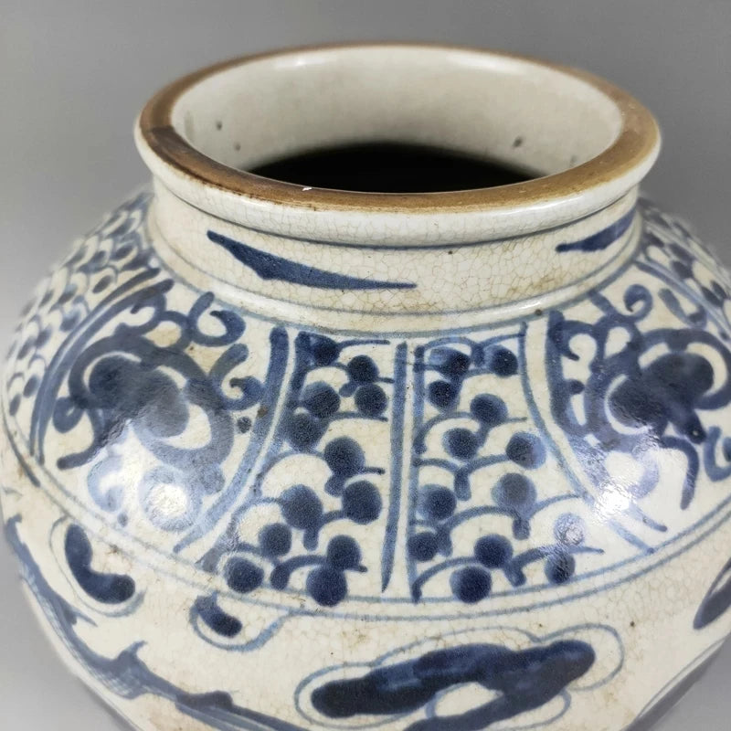 Exquisite Chinese Classical Antique Collection Home Decoration Blue and White Porcelain Pot Jar,Painted with Dragon Designs