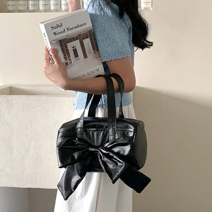 Fashionable Shoulder Bag Underarm Purse Handbag with a Touch of Sophistication