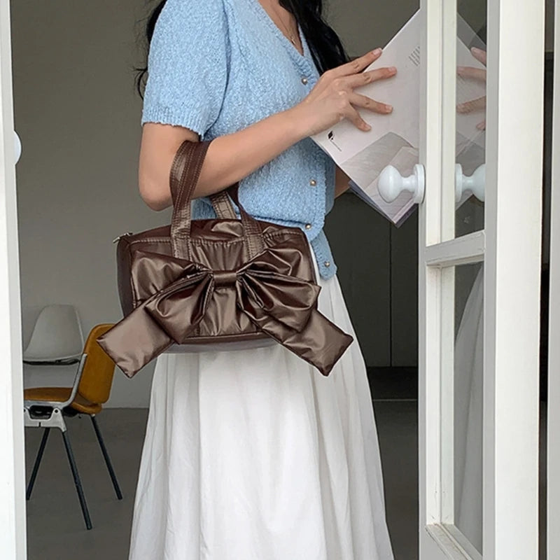 Fashionable Shoulder Bag Underarm Purse Handbag with a Touch of Sophistication