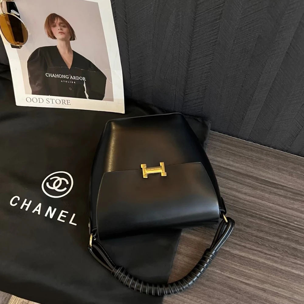Fashionable genuine leather woven portable bucket bag for women 2024 new high-end sensory communication commuter bag