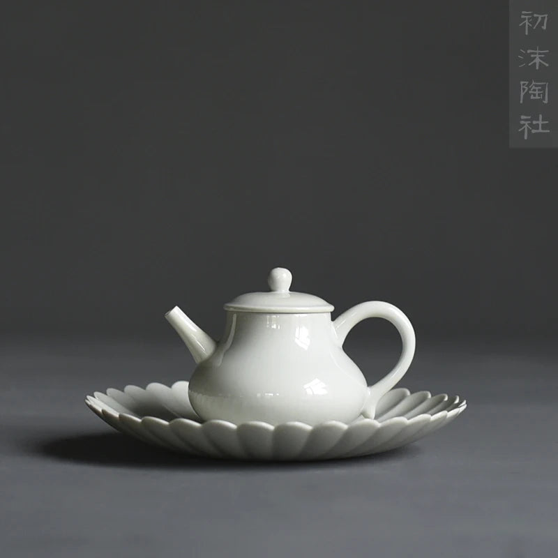 Foam at the beginning of the ceramic teapot antique green glaze is the teapot tea pot pear-shaped teapot green glaze