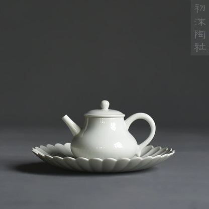 Foam at the beginning of the ceramic teapot antique green glaze is the teapot tea pot pear-shaped teapot green glaze