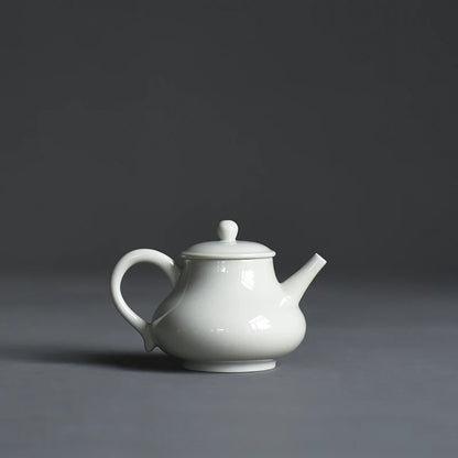 Foam at the beginning of the ceramic teapot antique green glaze is the teapot tea pot pear-shaped teapot green glaze