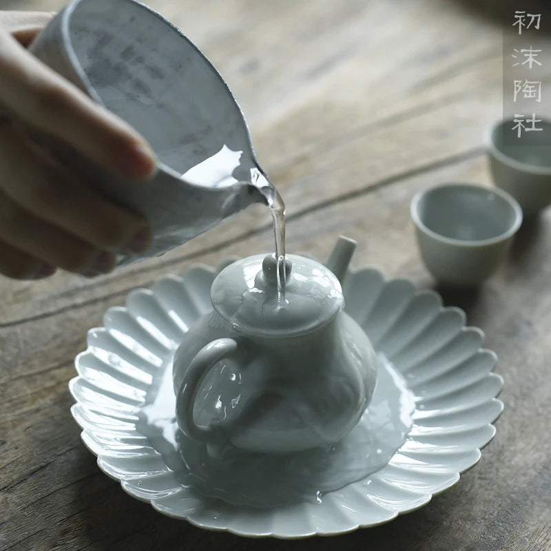 Foam at the beginning of the ceramic teapot antique green glaze is the teapot tea pot pear-shaped teapot green glaze