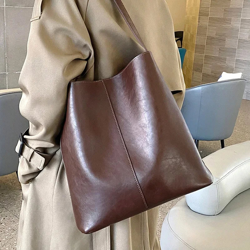 Genuine leather bucket bag, high-end niche tote bag, large capacity single shoulder crossbody bag, new for commuting in 2024